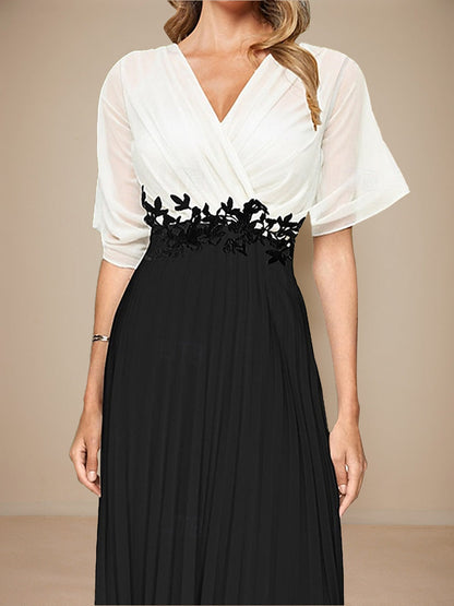 A-Line/Princess Vintage V-Neck Pleated Mother of the Bride Dresses with Appliques
