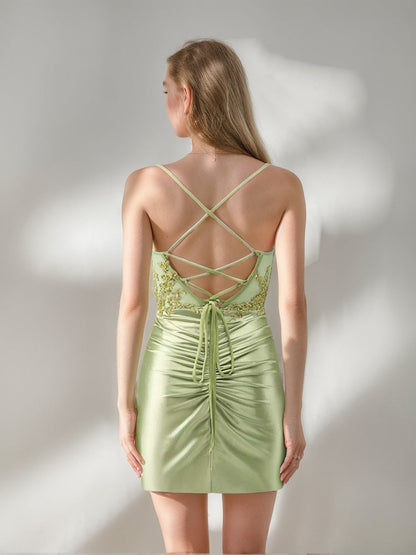 Sheath/Column Spaghetti Straps Sleeveless Ruched Mini Cocktail Dresses With Appliques