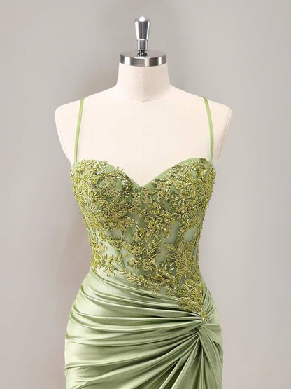 Sheath/Column Spaghetti Straps Sleeveless Ruched Mini Cocktail Dresses With Appliques