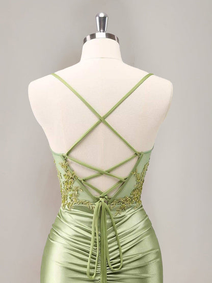 Sheath/Column Spaghetti Straps Sleeveless Ruched Mini Cocktail Dresses With Appliques