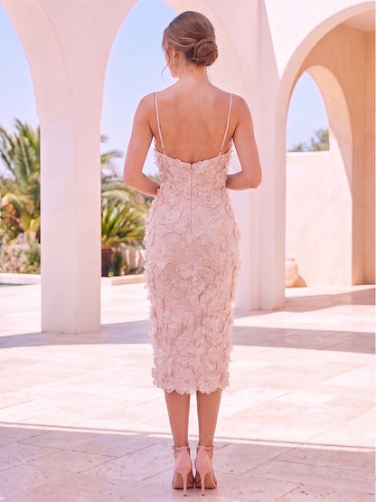 Sheath/Column Spaghetti Straps Sleeveless Knee-Length Cocktail Dresses With 3D Floral & Embroidery