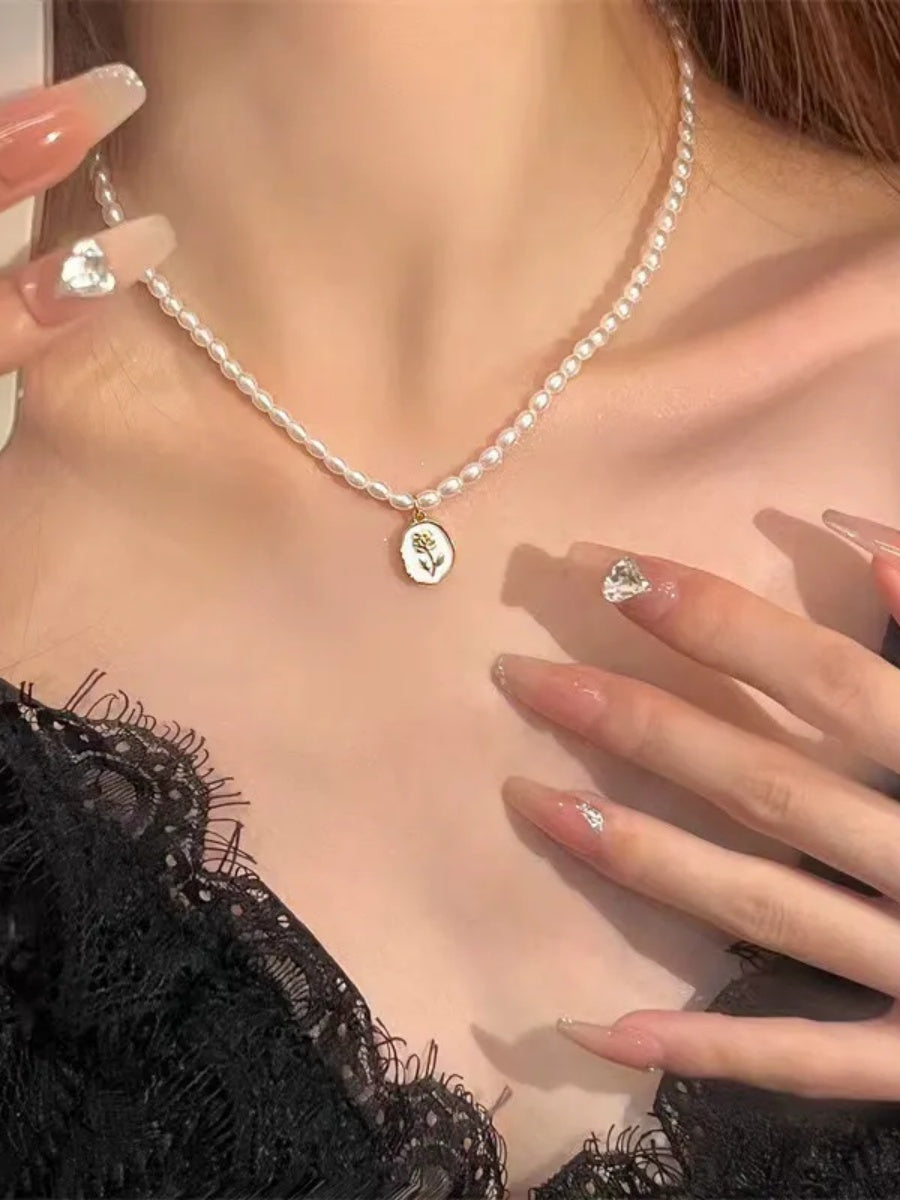 Vintage Minimalist Rose Pendant Pearl Necklace