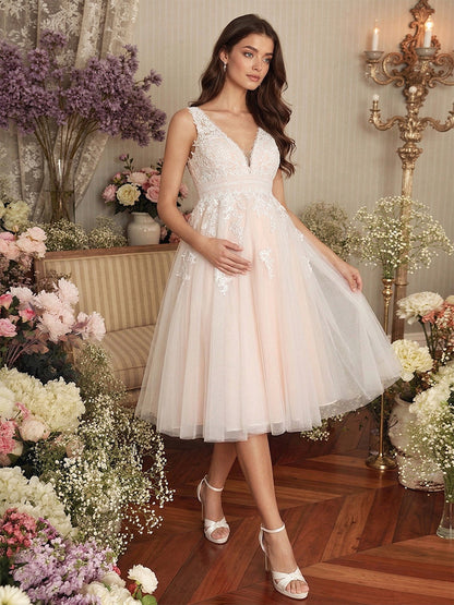 A-Line/Princess V-Neck Sleeveless Knee-Length Maternity Wedding Dresses With Applique & Lace