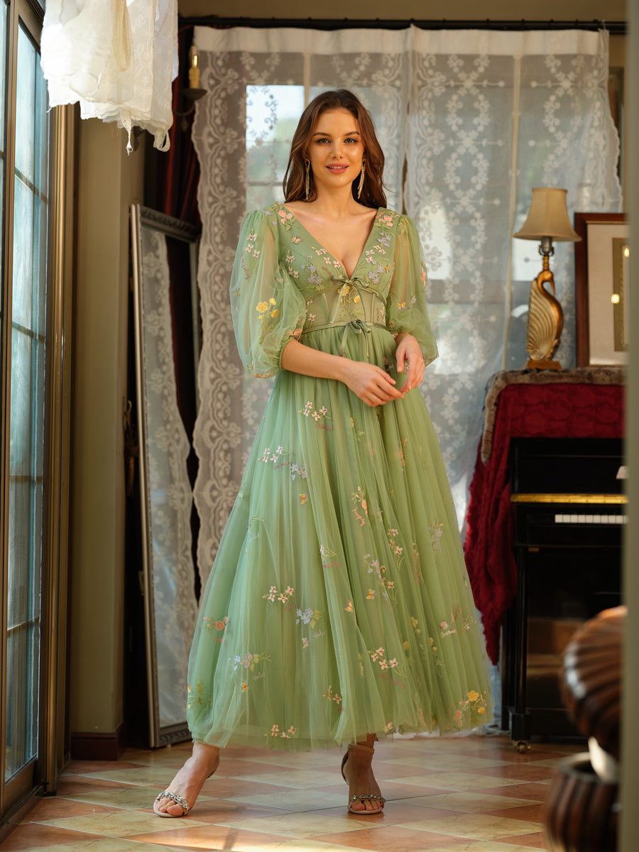 A-Line/Princess V-Neck Tulle Prom Dresses with Bowknot & Embroidery